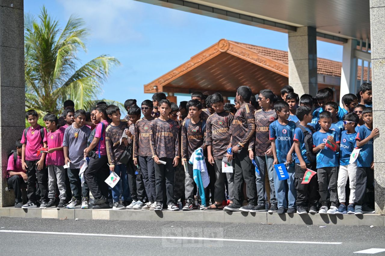 ވަން ފޮޓޯ: އިންފަންޓީނޯއަށް ރާއްޖެއިން ތަފާތު ހޫނު މަރުހަބާއެއް 