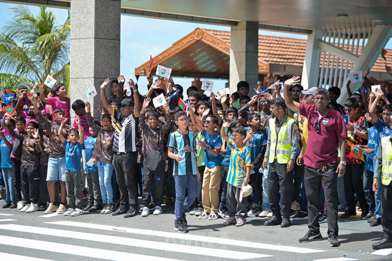 ވަން ފޮޓޯ: އިންފަންޓީނޯއަށް ރާއްޖެއިން ތަފާތު ހޫނު މަރުހަބާއެއް 