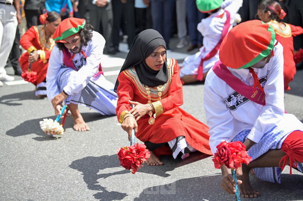 ވަން ފޮޓޯ: އިންފަންޓީނޯއަށް ރާއްޖެއިން ތަފާތު ހޫނު މަރުހަބާއެއް 