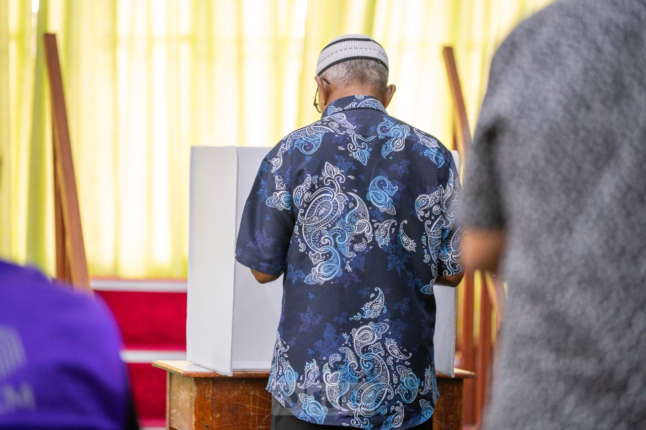 ވަން ފޮޓޯ: އައްޑޫ ސިޓީގައި ވަކިވަކި ކައުންސިލުތަކެއް ހެދުމާ ބެހޭ ވޯޓުލުން ފެށުން 