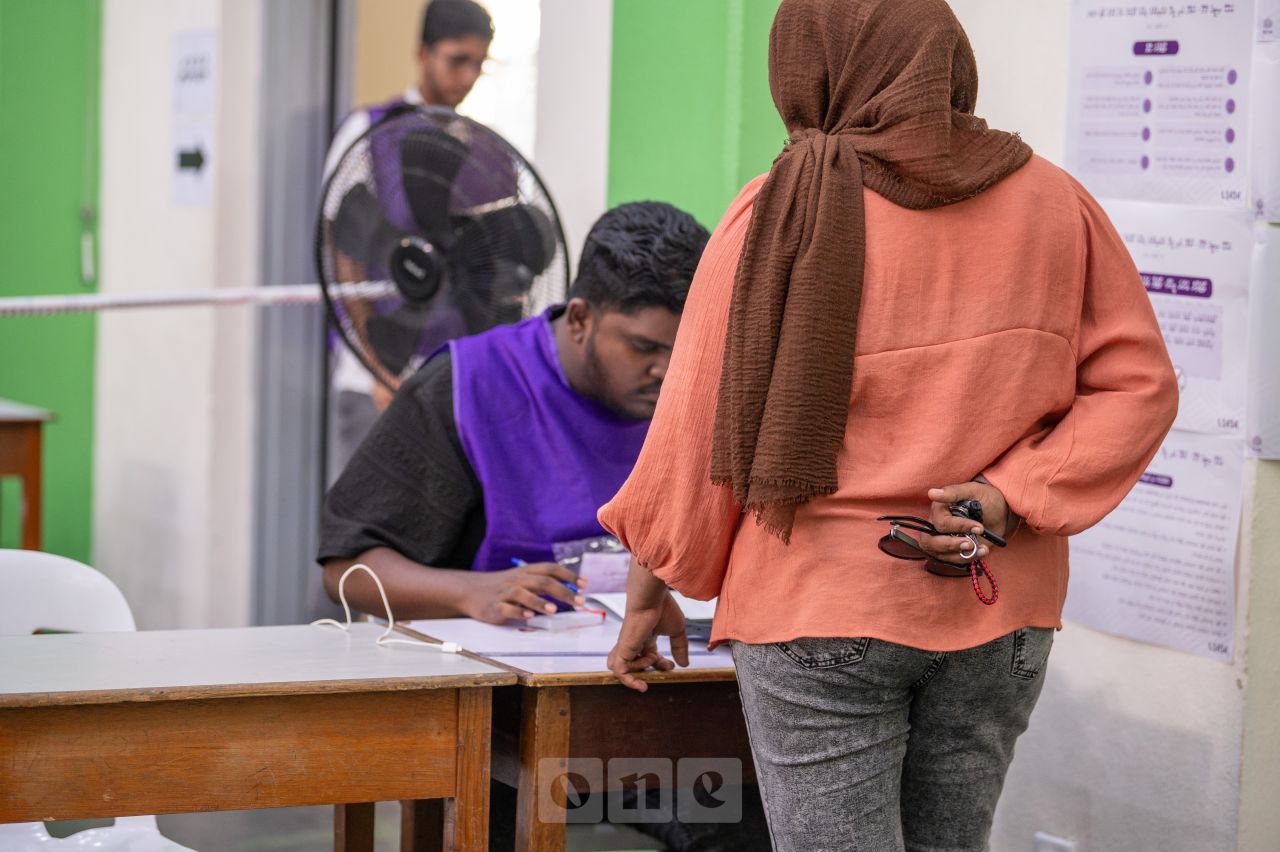 ވަން ފޮޓޯ: އައްޑޫ ސިޓީގައި ވަކިވަކި ކައުންސިލުތަކެއް ހެދުމާ ބެހޭ ވޯޓުލުން ފެށުން 