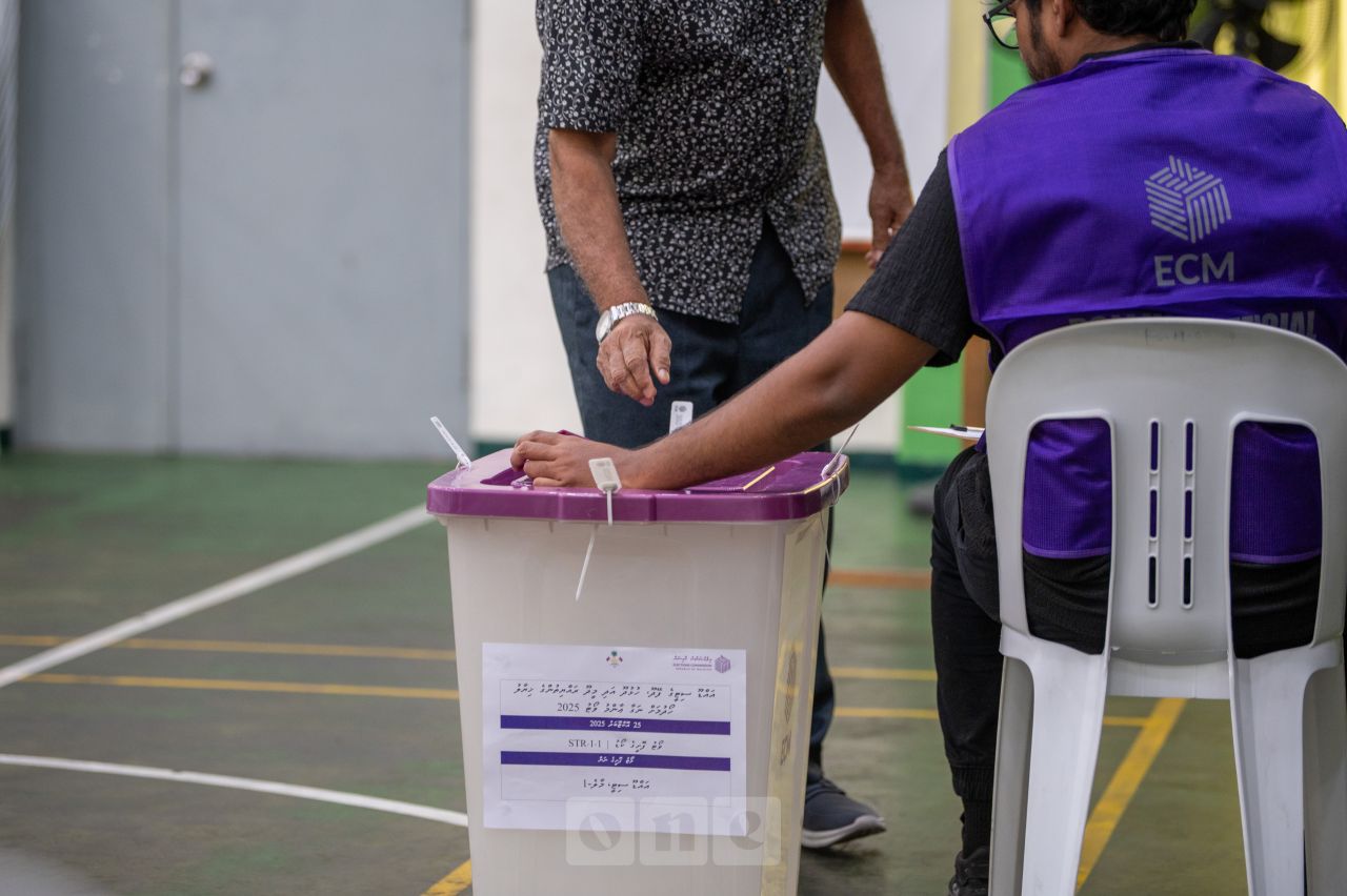 ވަން ފޮޓޯ: އައްޑޫ ސިޓީގައި ވަކިވަކި ކައުންސިލުތަކެއް ހެދުމާ ބެހޭ ވޯޓުލުން ފެށުން 