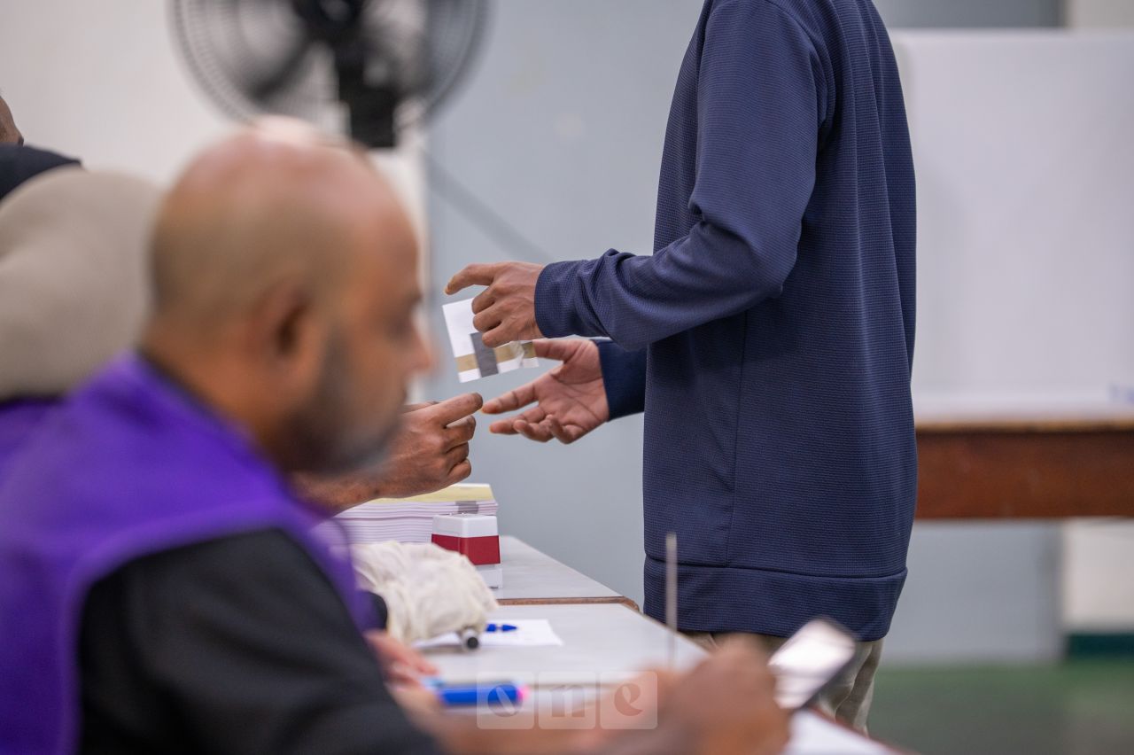 ވަން ފޮޓޯ: އައްޑޫ ސިޓީގައި ވަކިވަކި ކައުންސިލުތަކެއް ހެދުމާ ބެހޭ ވޯޓުލުން ފެށުން 