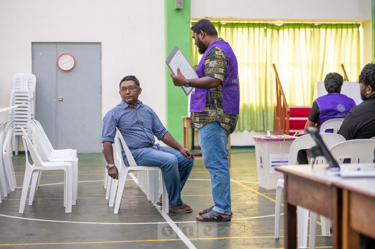ވަން ފޮޓޯ: އައްޑޫ ސިޓީގައި ވަކިވަކި ކައުންސިލުތަކެއް ހެދުމާ ބެހޭ ވޯޓުލުން ފެށުން 
