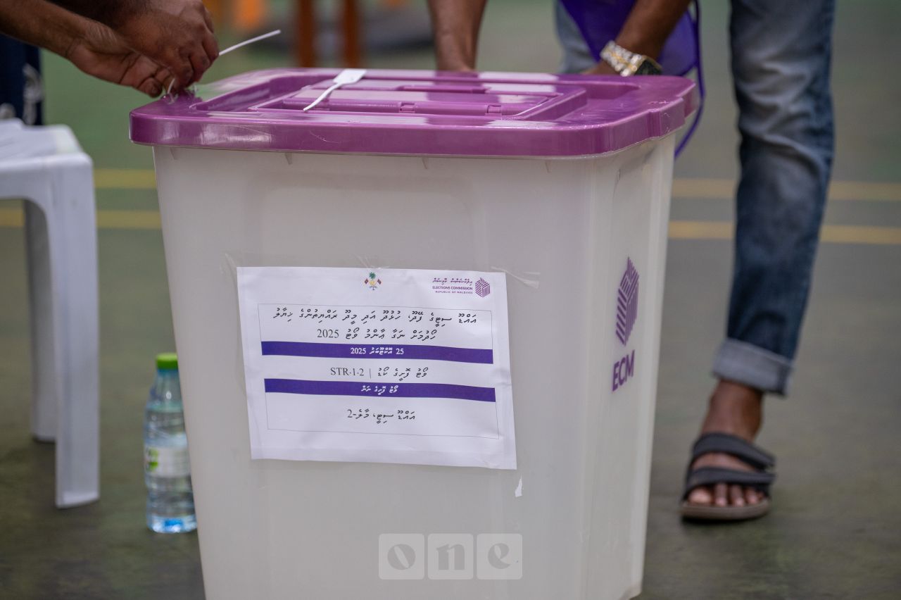 ވަން ފޮޓޯ: އައްޑޫ ސިޓީގައި ވަކިވަކި ކައުންސިލުތަކެއް ހެދުމާ ބެހޭ ވޯޓުލުން ފެށުން 