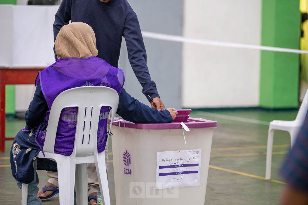 ވަން ފޮޓޯ: އައްޑޫ ސިޓީގައި ވަކިވަކި ކައުންސިލުތަކެއް ހެދުމާ ބެހޭ ވޯޓުލުން ފެށުން 