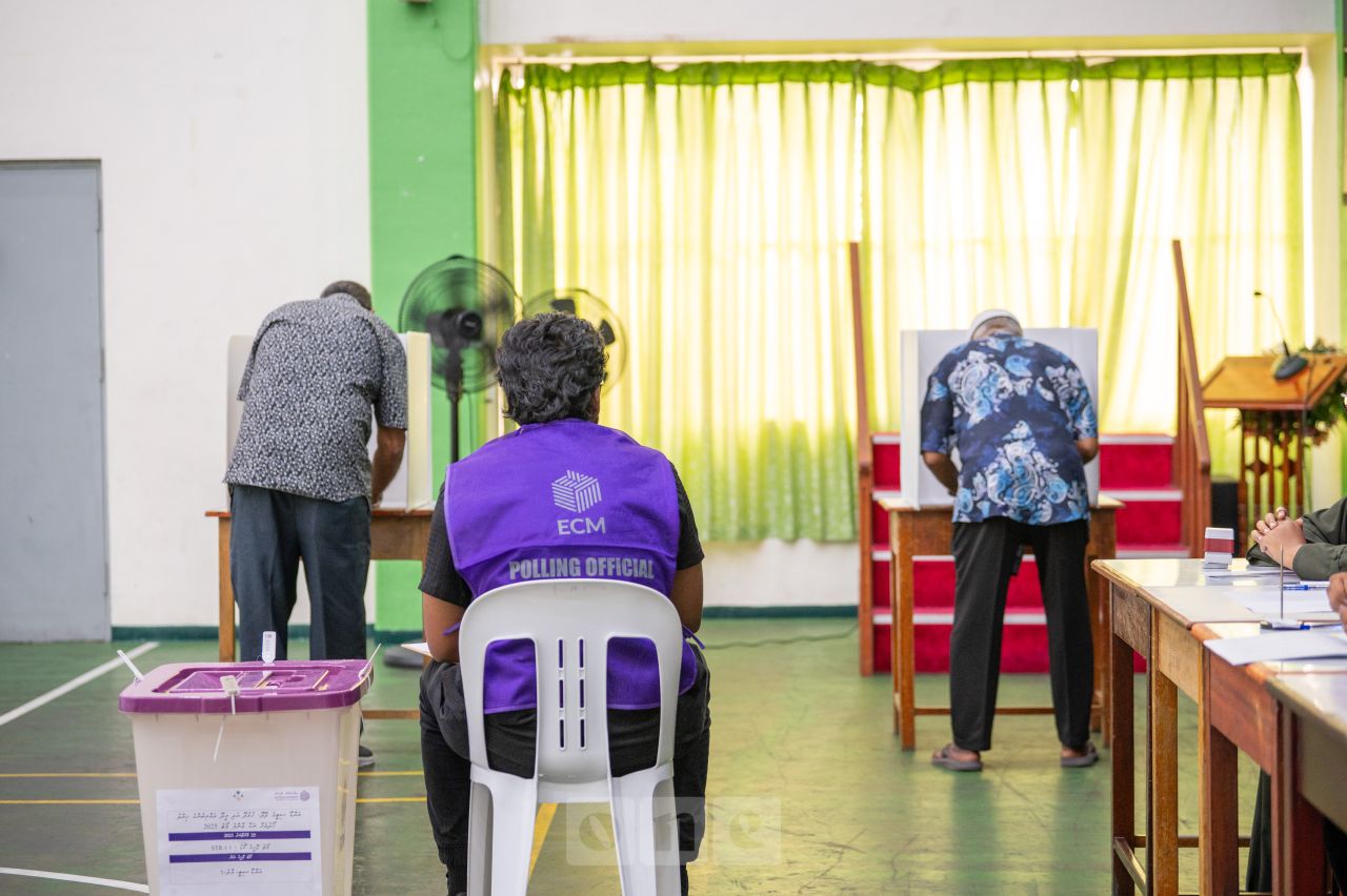 ވަން ފޮޓޯ: އައްޑޫ ސިޓީގައި ވަކިވަކި ކައުންސިލުތަކެއް ހެދުމާ ބެހޭ ވޯޓުލުން ފެށުން 