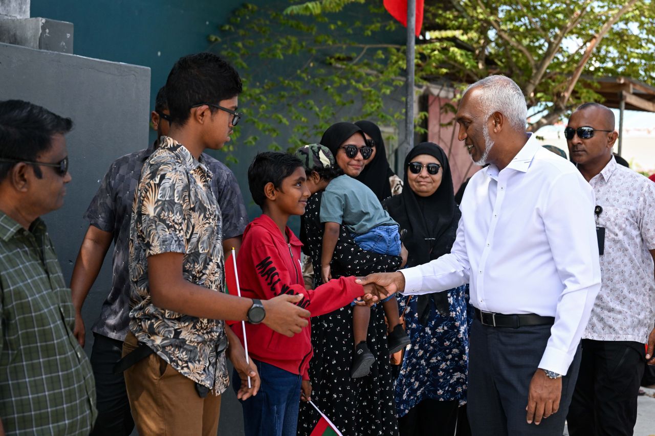 Furathama gedhoru dheynee Thulusdhoo meehunnah, dhen badhaluvaa meehunnah: Raees 