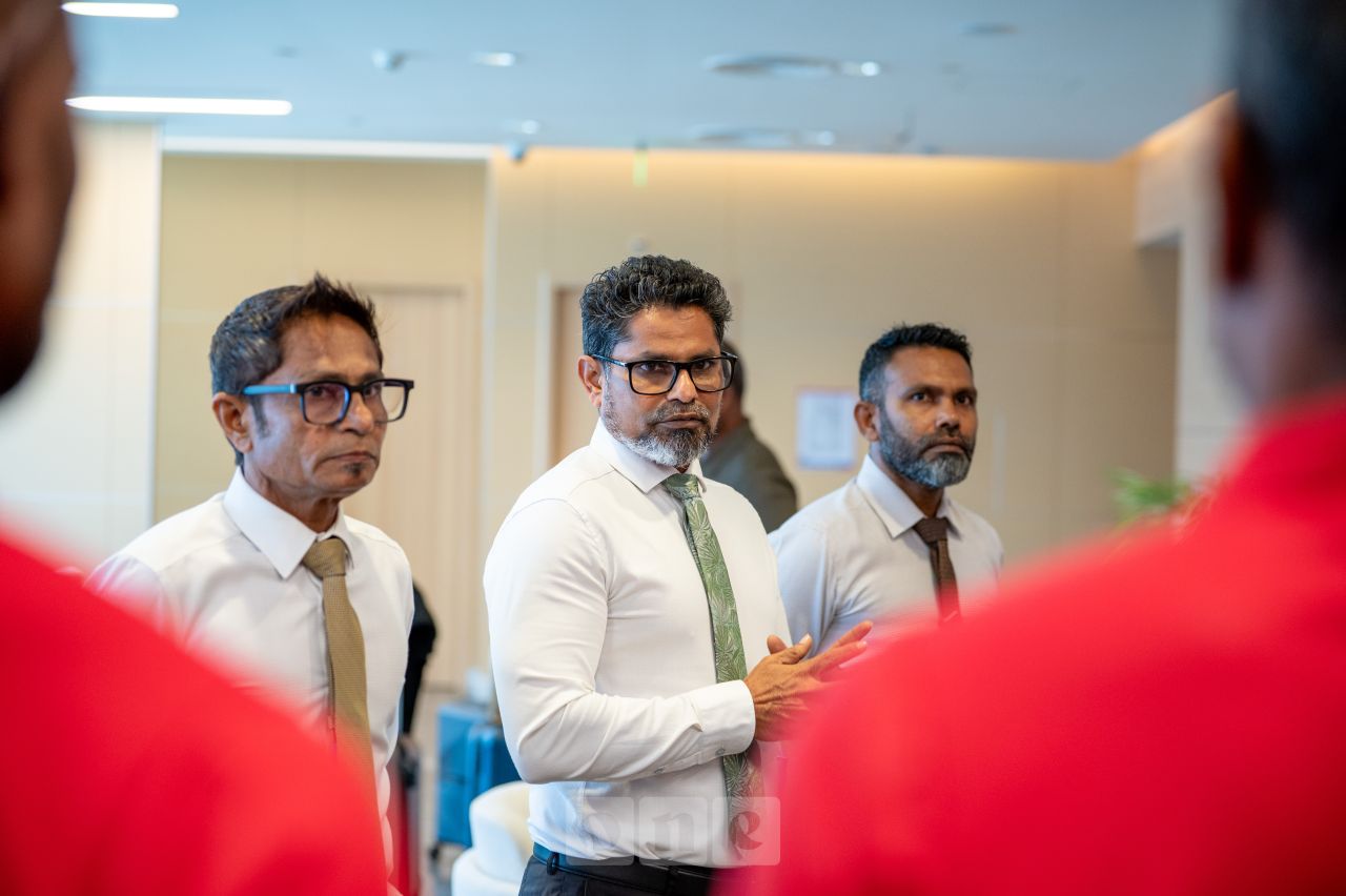 ވަން ފޮޓޯ: ދެކުނު އޭޝިއާ މުބާރާތުގެ ކާމިޔާބީއާއެކު އެތުލެޓިކްސް ޓީމަށް ހޫނު މަރުހަބާއެއް