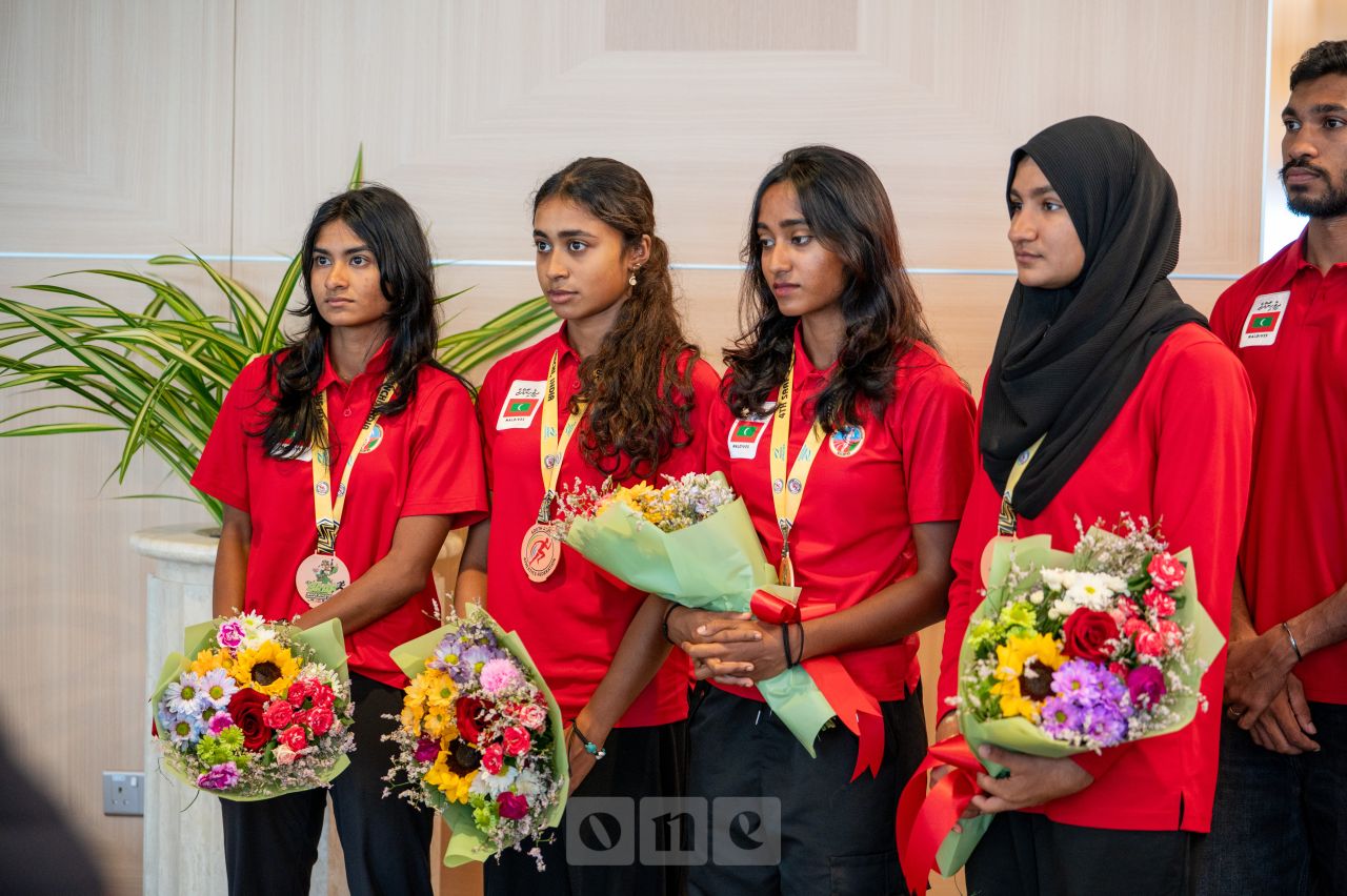 ވަން ފޮޓޯ: ދެކުނު އޭޝިއާ މުބާރާތުގެ ކާމިޔާބީއާއެކު އެތުލެޓިކްސް ޓީމަށް ހޫނު މަރުހަބާއެއް