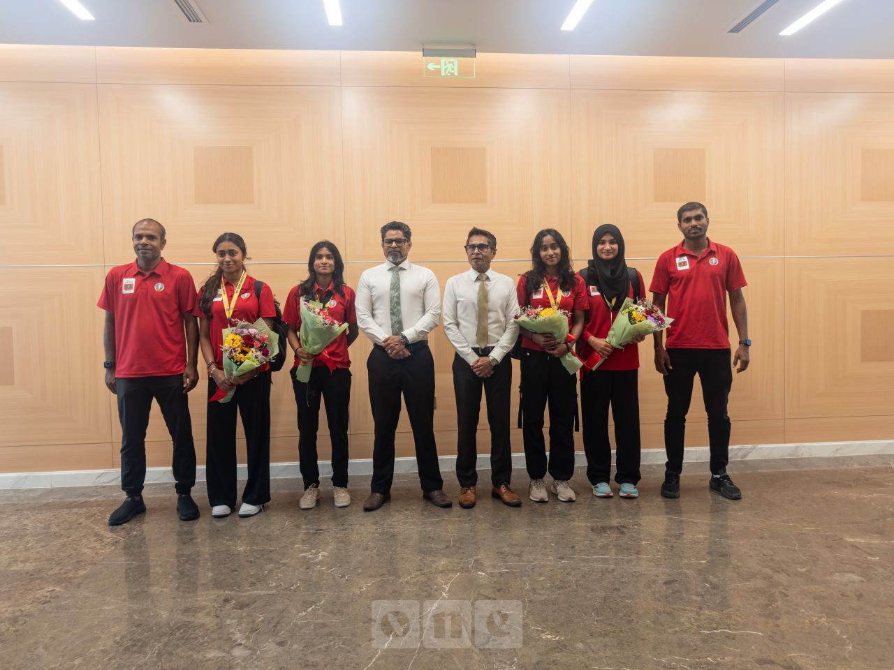 ވަން ފޮޓޯ: ދެކުނު އޭޝިއާ މުބާރާތުގެ ކާމިޔާބީއާއެކު އެތުލެޓިކްސް ޓީމަށް ހޫނު މަރުހަބާއެއް