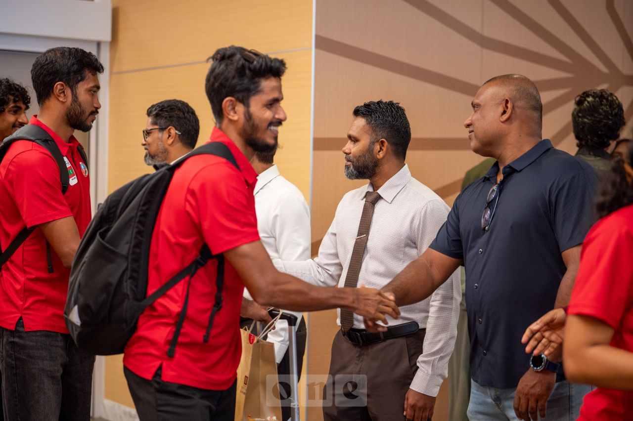 ވަން ފޮޓޯ: ދެކުނު އޭޝިއާ މުބާރާތުގެ ކާމިޔާބީއާއެކު އެތުލެޓިކްސް ޓީމަށް ހޫނު މަރުހަބާއެއް
