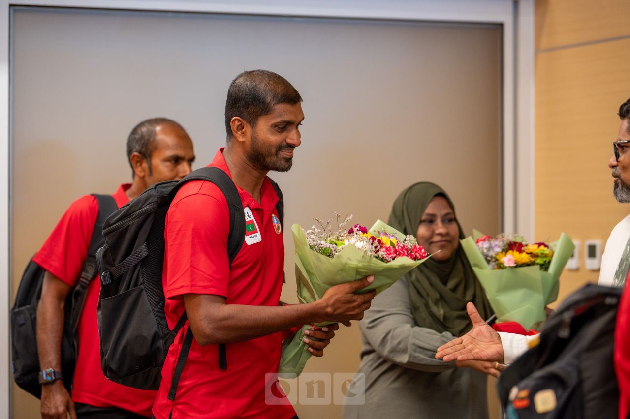 ވަން ފޮޓޯ: ދެކުނު އޭޝިއާ މުބާރާތުގެ ކާމިޔާބީއާއެކު އެތުލެޓިކްސް ޓީމަށް ހޫނު މަރުހަބާއެއް