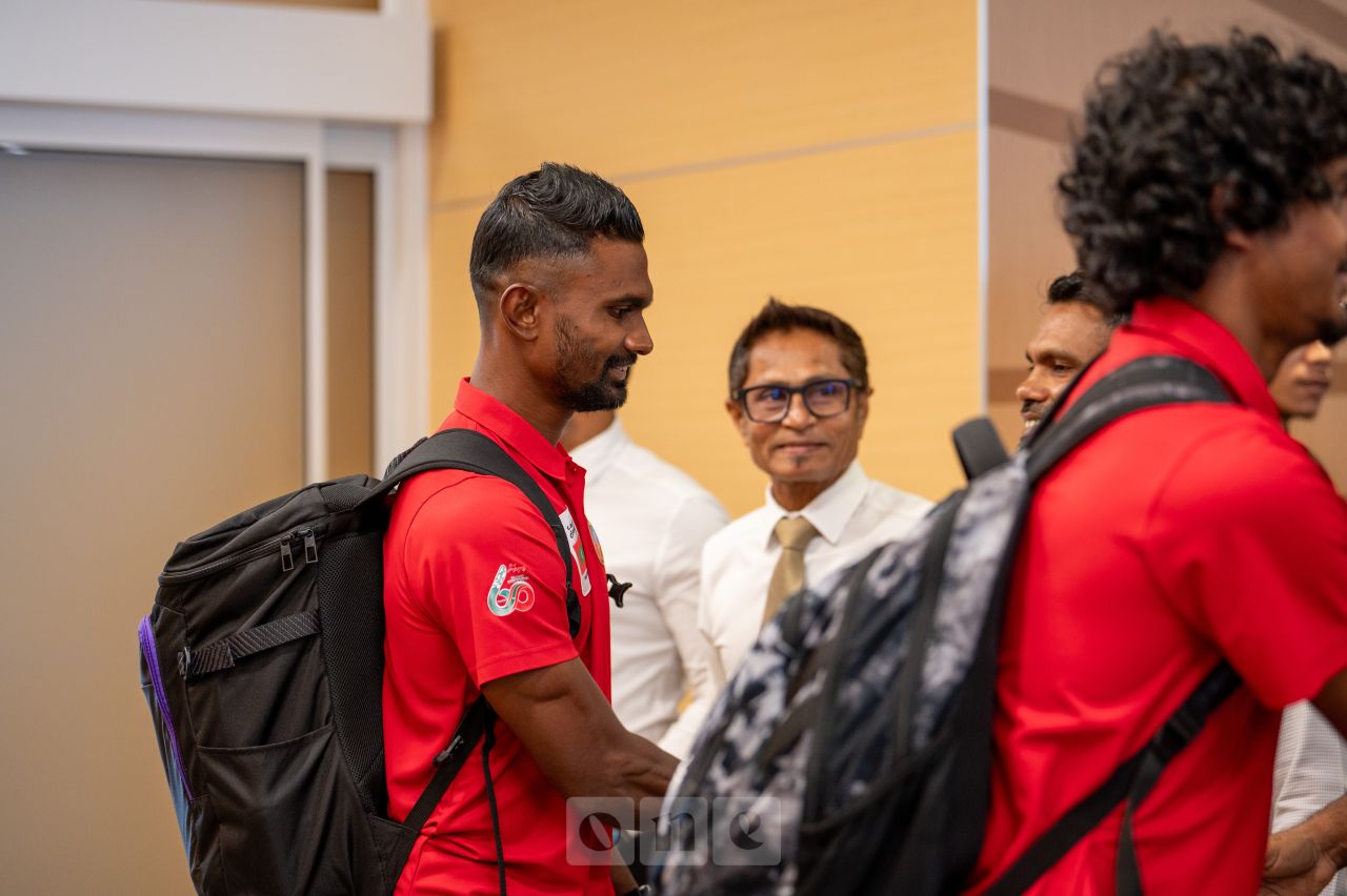 ވަން ފޮޓޯ: ދެކުނު އޭޝިއާ މުބާރާތުގެ ކާމިޔާބީއާއެކު އެތުލެޓިކްސް ޓީމަށް ހޫނު މަރުހަބާއެއް