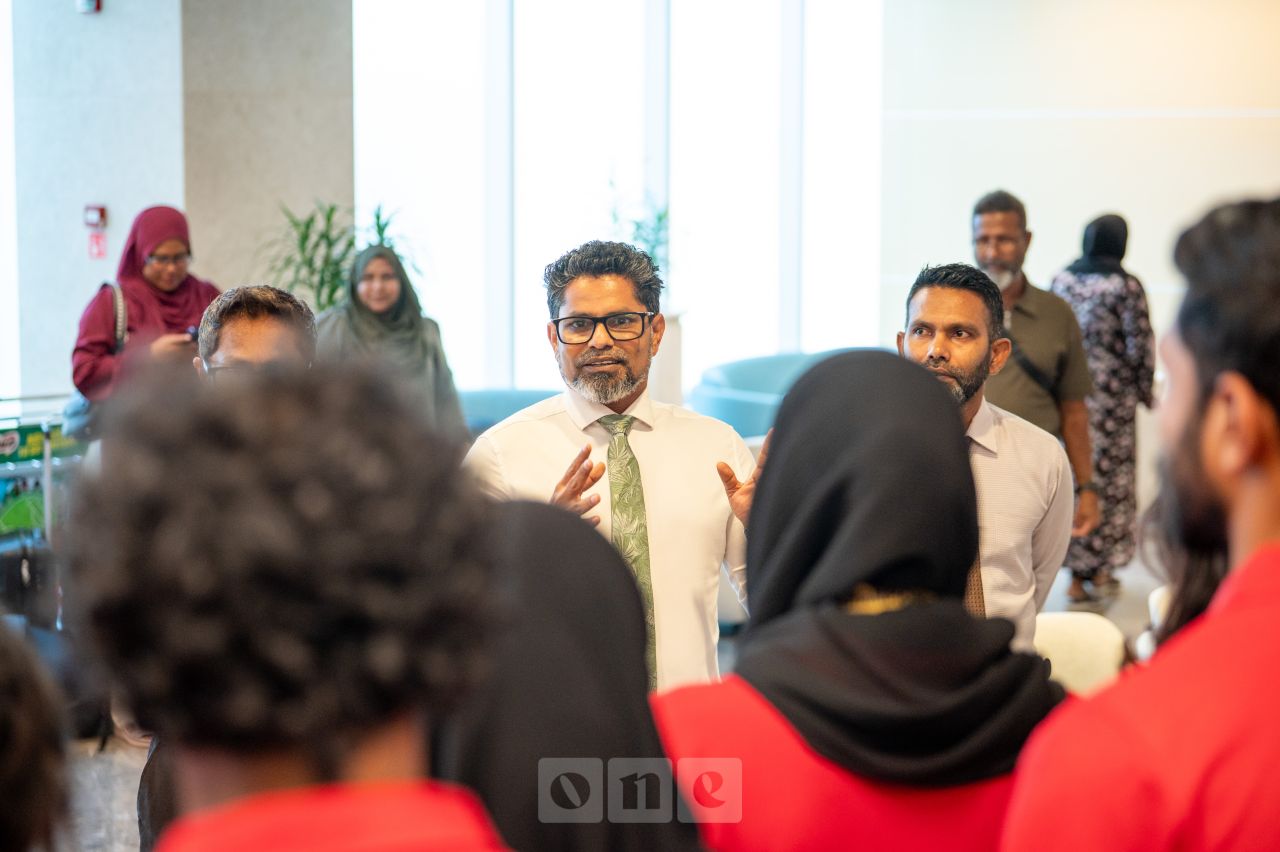ވަން ފޮޓޯ: ދެކުނު އޭޝިއާ މުބާރާތުގެ ކާމިޔާބީއާއެކު އެތުލެޓިކްސް ޓީމަށް ހޫނު މަރުހަބާއެއް