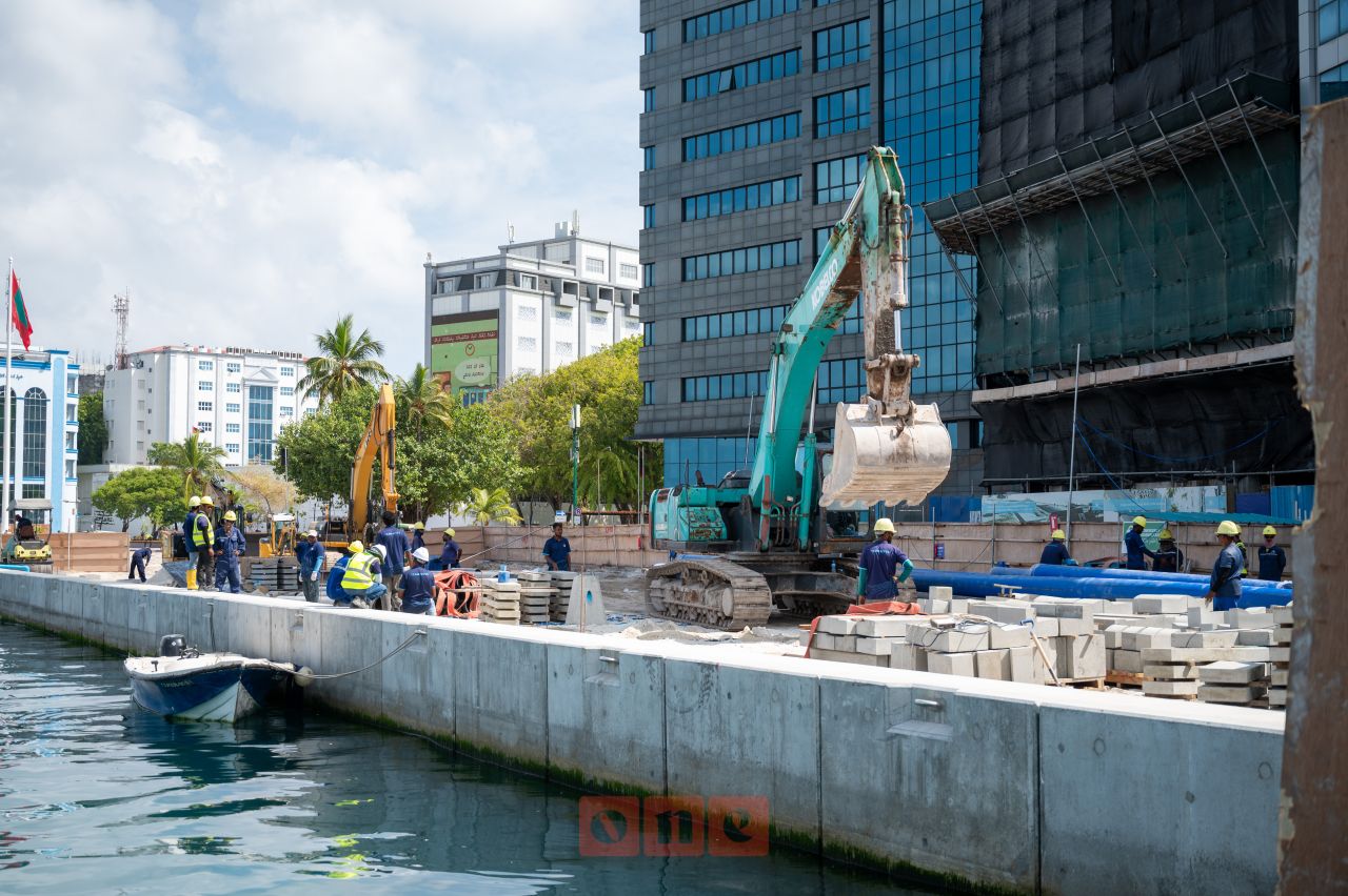 ވަން ފޮޓޯ: ބޮޑުތަކުރުފާނުމަގު ހެދުމުގެ މަސައްކަތް ބާރަށް ކުރިއަށް