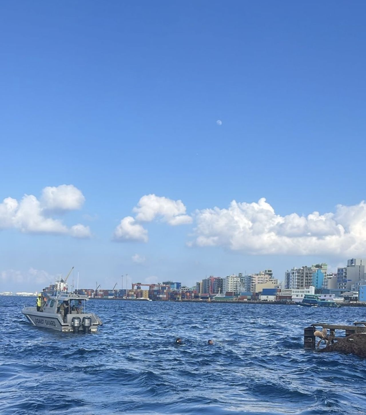 Kolhuvetti eh bandun jahaalai 6 meehakah faruvaa dhenee