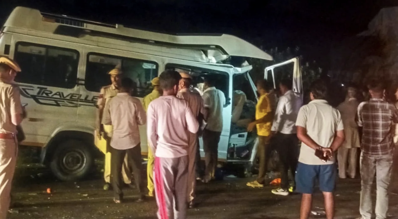 India gai hingi bus accident ehgai 15 meehaku maruvehjje
