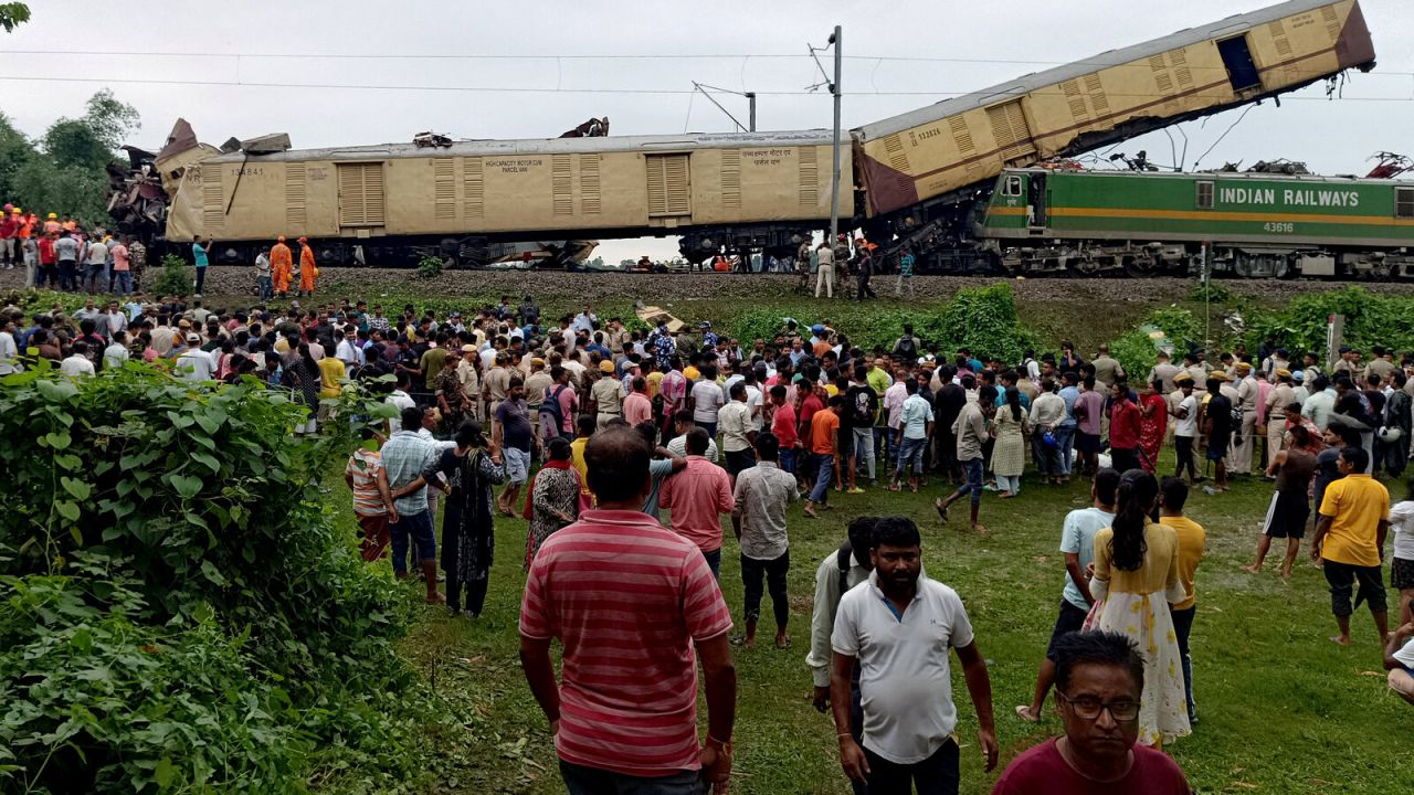 India ge reylu accidentgai maruvi meehunge adhadhu 8 ah