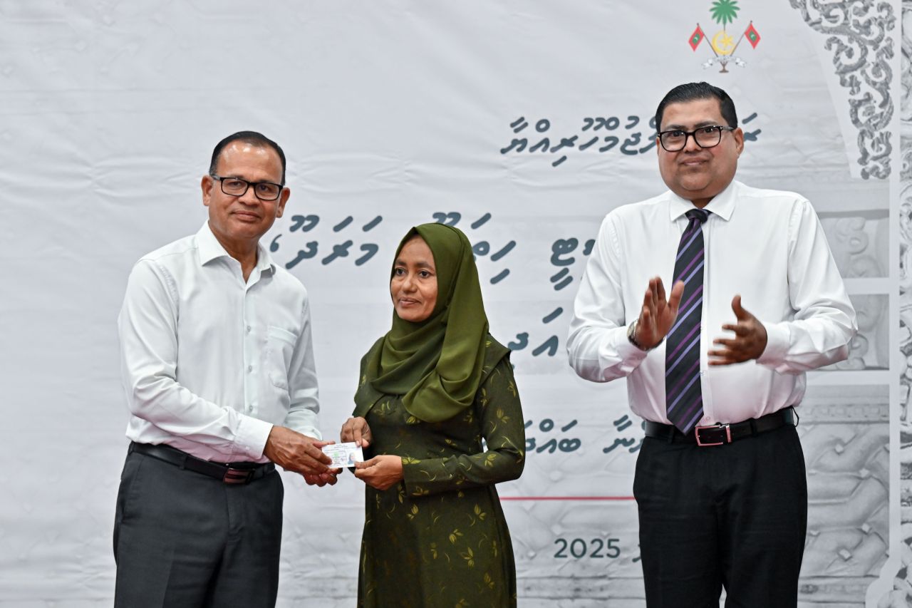 Addu City Hithadhoo adhi Feydhoo gai passport ge hidhumaiy dheyn fashaifi  