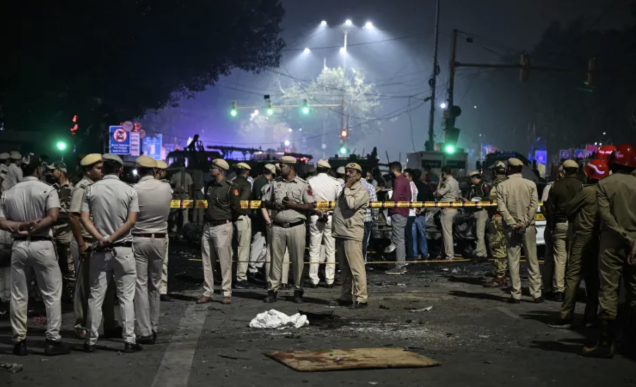 Delhi ge red fort gai car eh govvaalumuge sababun 13 meehaku maruvejje