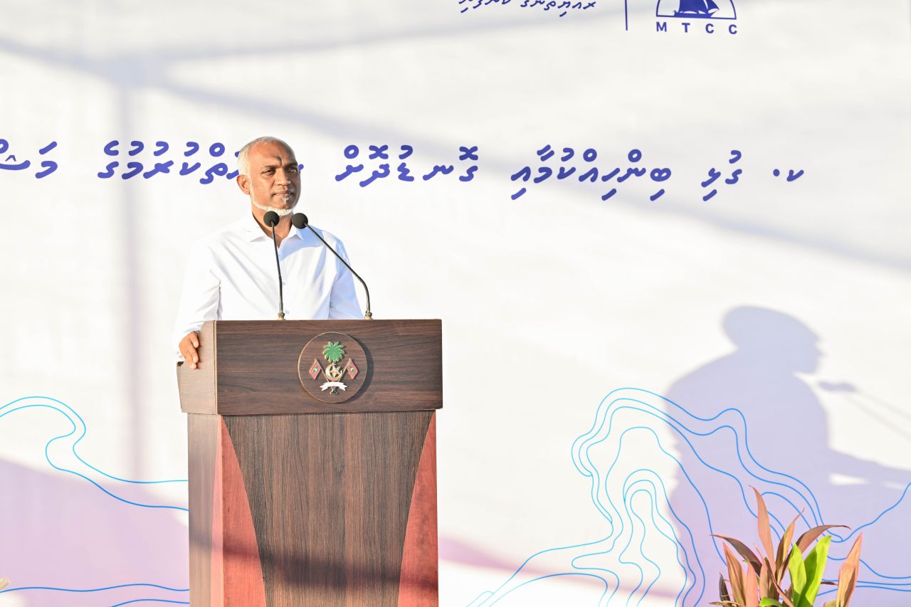 Raajjeyge hurihaa rashakun ves mashroou thah hingamundhaa manzaru fennaane: Raees