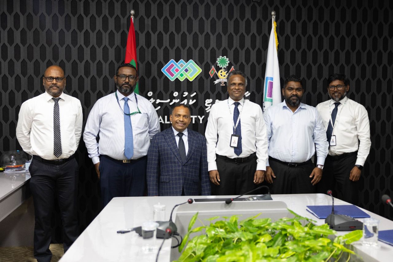 Male' ge eki sarahadhuthakugai, ATM ge hidhumaithakaa eku bus stop imaaraithakeh tahragee kuranee 