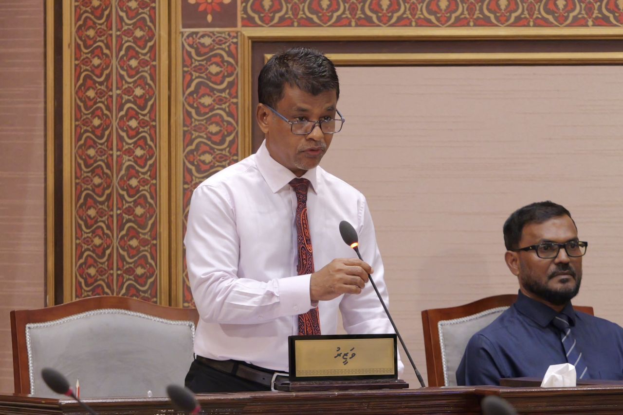 Aasandhain libey evves beyheh huttaeh nulan: Naazim