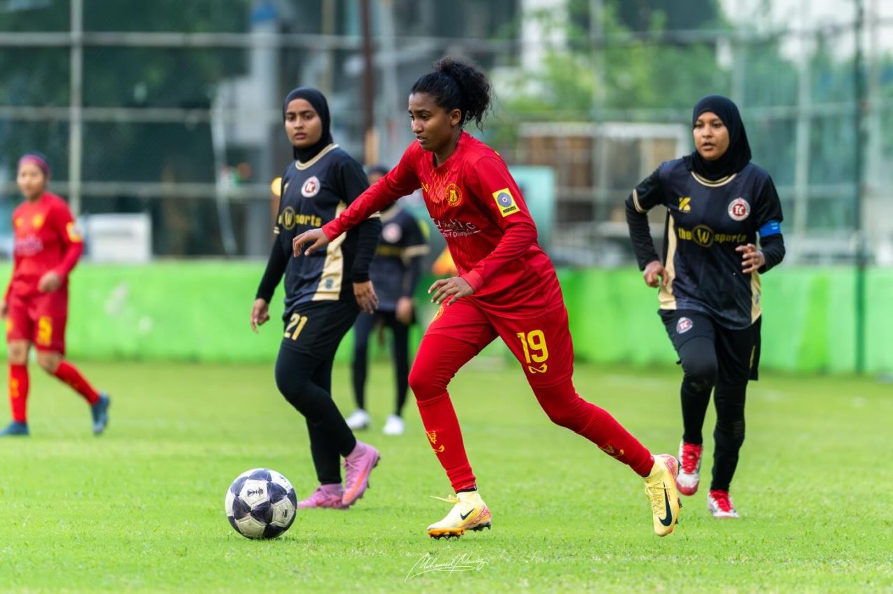 Anhen football league gai vaadhakuraa komme team akah 100,000 rufiyaa 