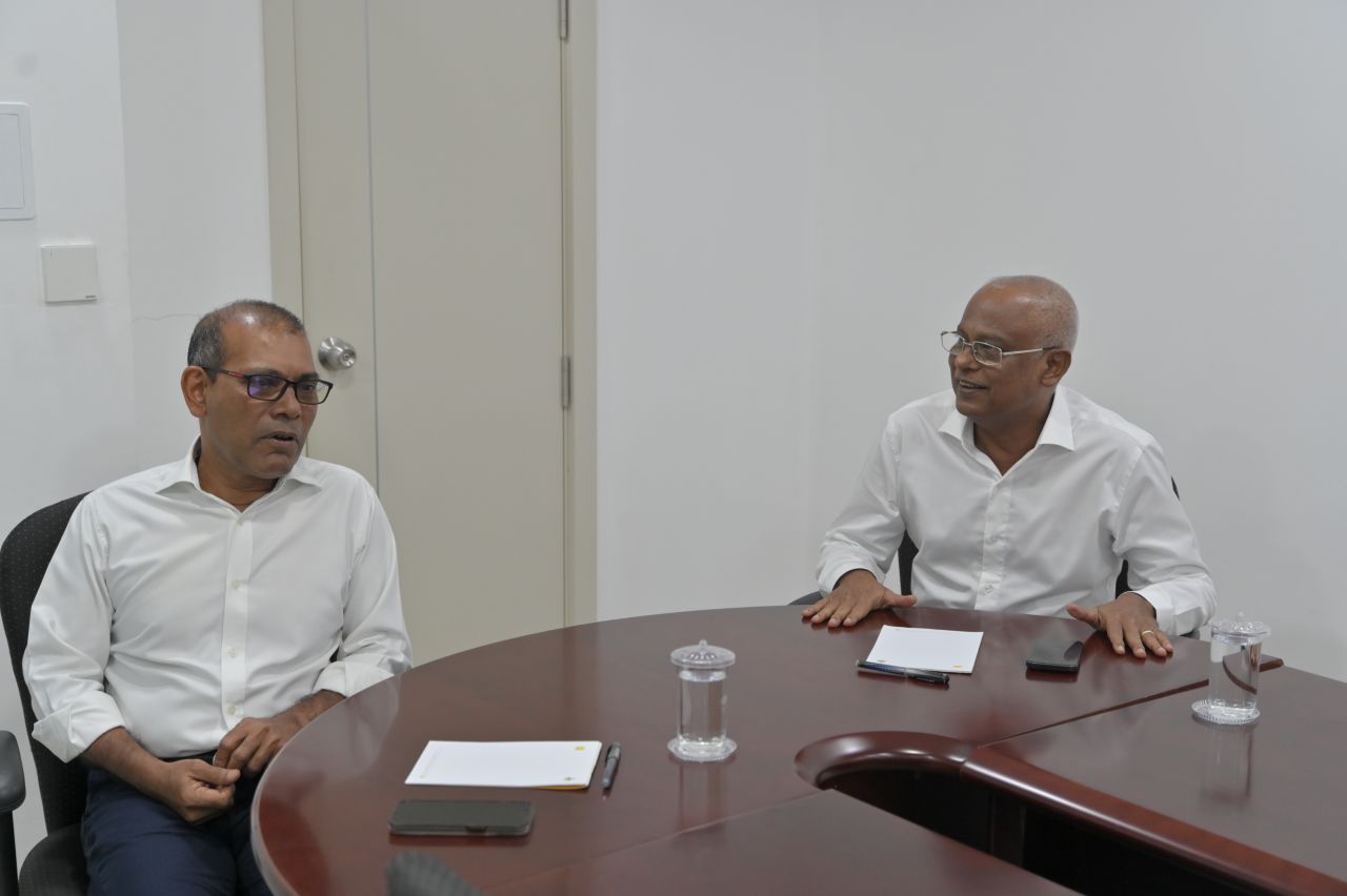 ފޮޓޯ: ރައީސް ނަޝީދާއި ރައީސް ސޯލިހް ބައްދަލުކުރެއްވުން
