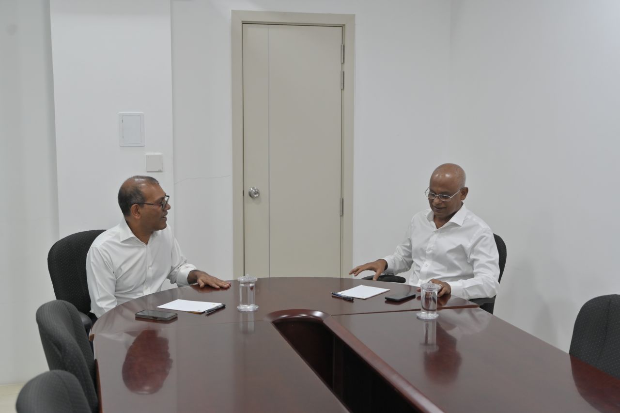 ފޮޓޯ: ރައީސް ނަޝީދާއި ރައީސް ސޯލިހް ބައްދަލުކުރެއްވުން