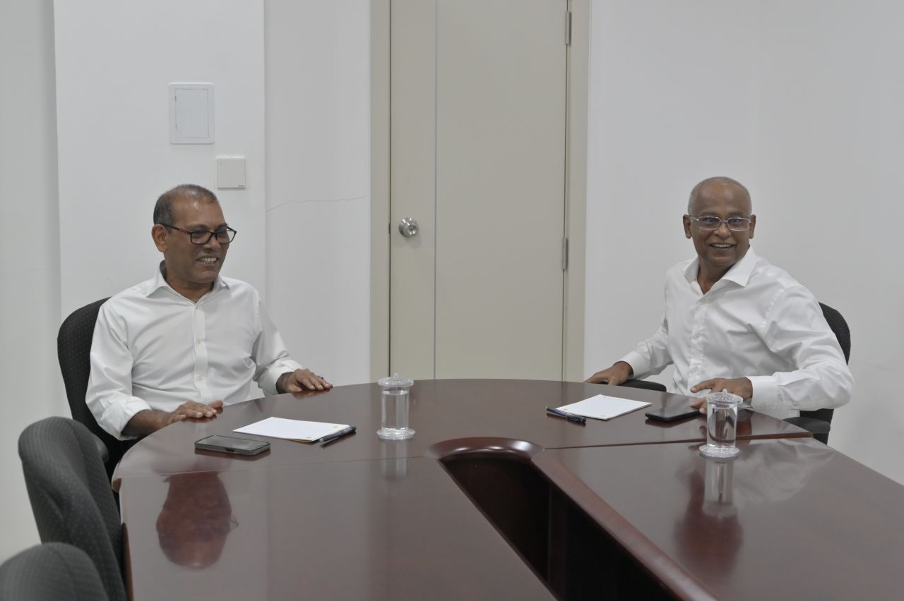 ފޮޓޯ: ރައީސް ނަޝީދާއި ރައީސް ސޯލިހް ބައްދަލުކުރެއްވުން