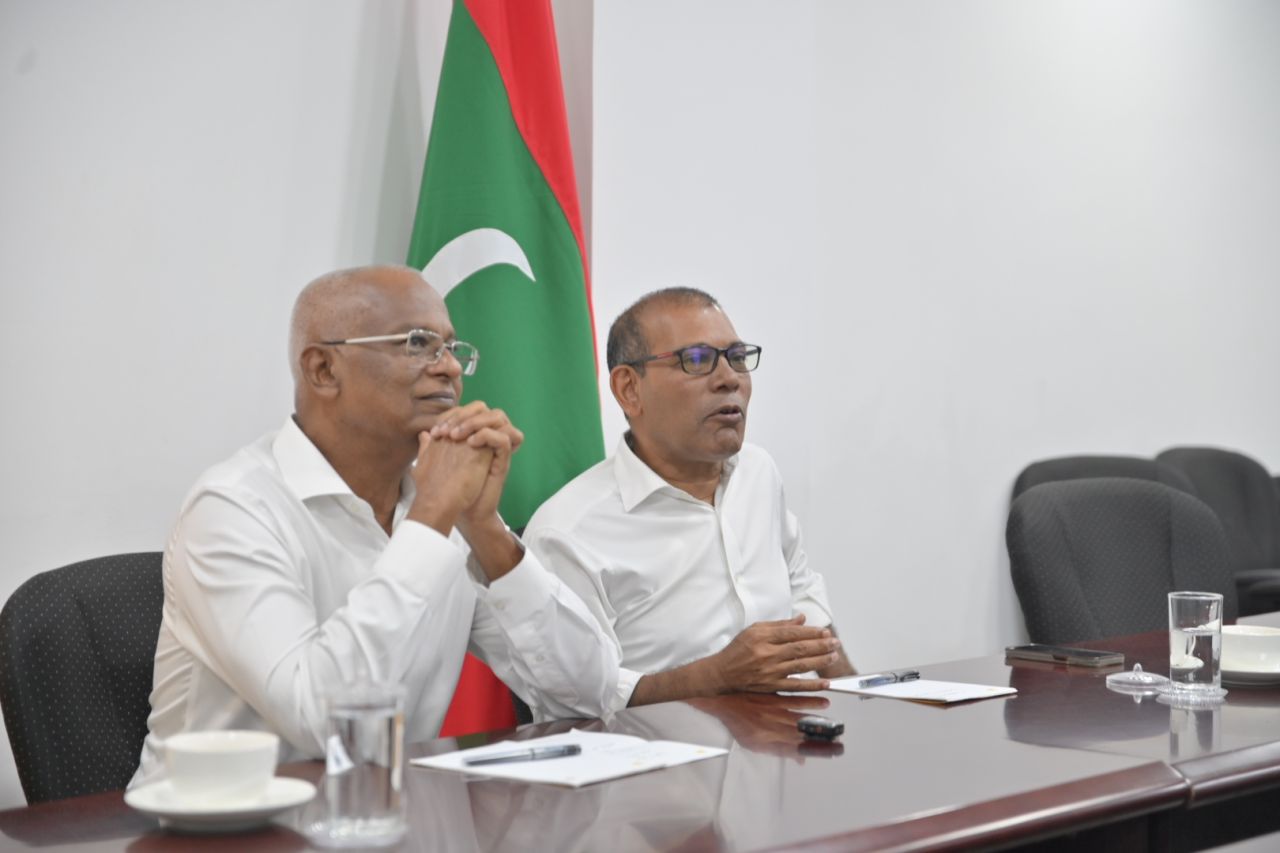 ފޮޓޯ: ރައީސް ނަޝީދާއި ރައީސް ސޯލިހް ބައްދަލުކުރެއްވުން