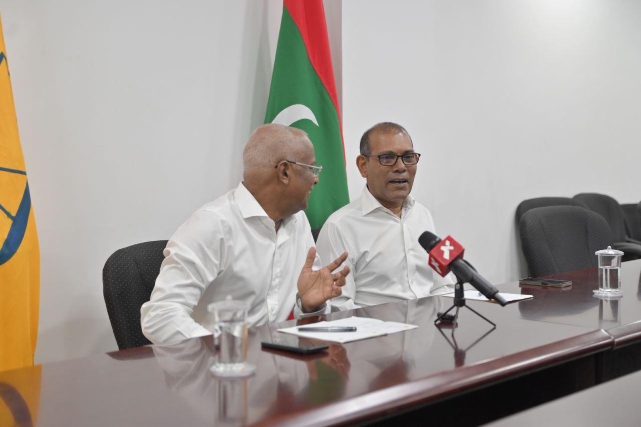 ފޮޓޯ: ރައީސް ނަޝީދާއި ރައީސް ސޯލިހް ބައްދަލުކުރެއްވުން