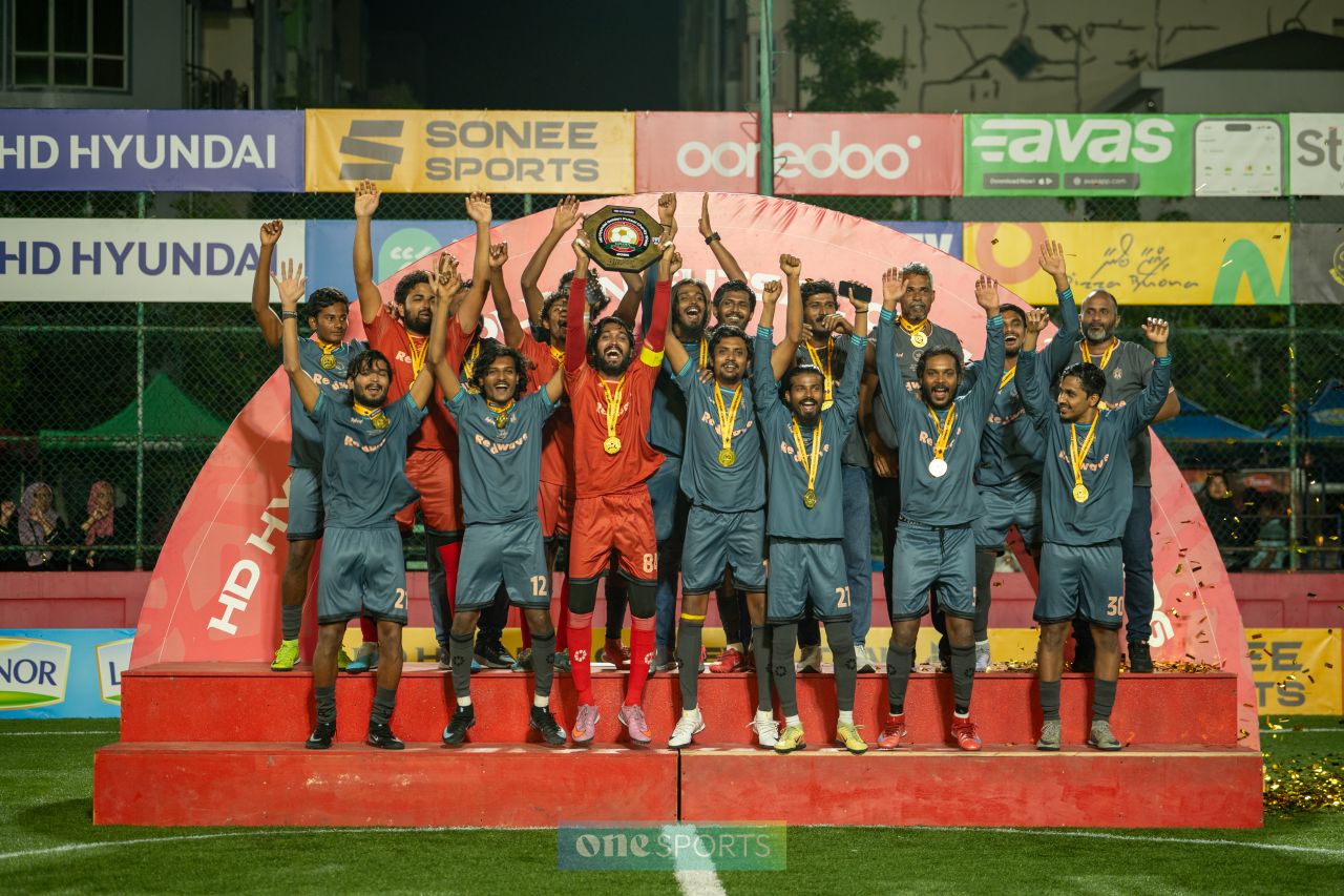 ވަން ފޮޓޯ: ކާށިދޫ ބަލިކޮށް، އޭދަފުށިން ޗެރިޓީ ޝީލްޑް އުފުލައިލުން 