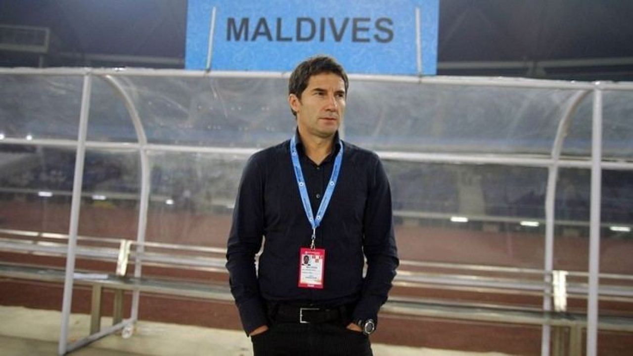 Raajjey gaumee team ge coach akah anekkaaves Urbanyi 