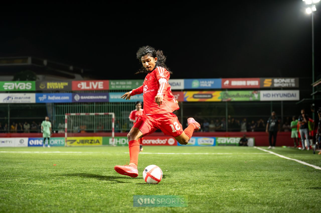 ވަން ފޮޓޯ: ގޯލްޑަން ފުޓްސަލް ޗެލެންޖްގެ އަތޮޅު ބުރު ކުރިއަށް 