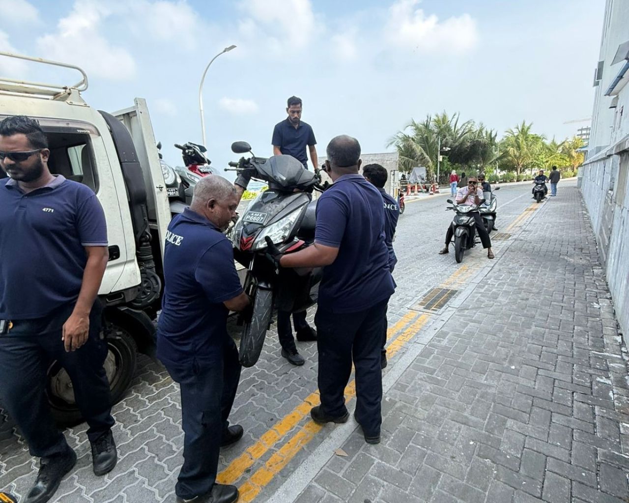 Gehllunu faisaage therein dhe dhuvahundhe lahkka hoadhaifi