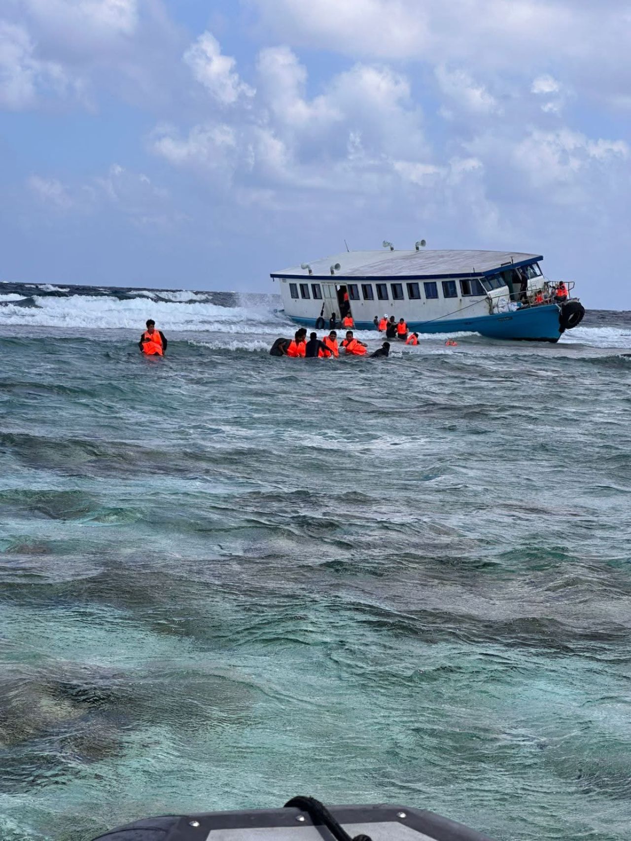 Olhuveli kairiya udhares boat adiya gos dhivessaku gellijje