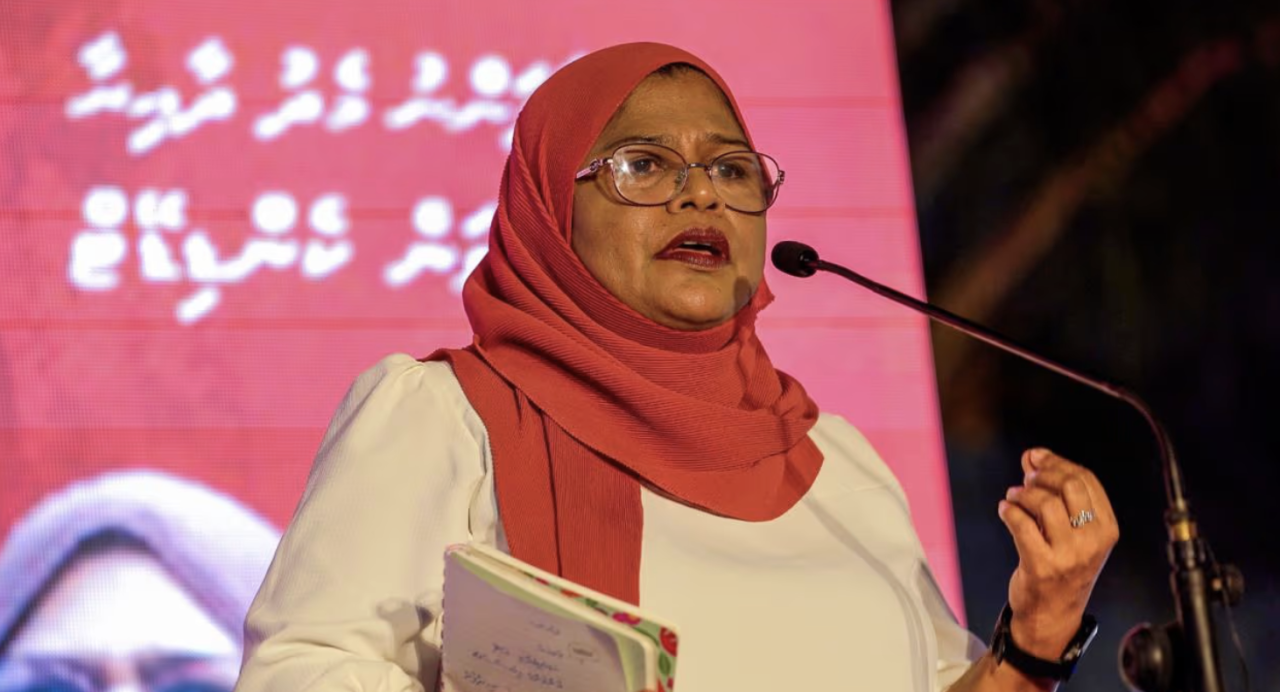 Hidhumaiytheri dhivehi teacher Ainthu Miss niyaavejje 