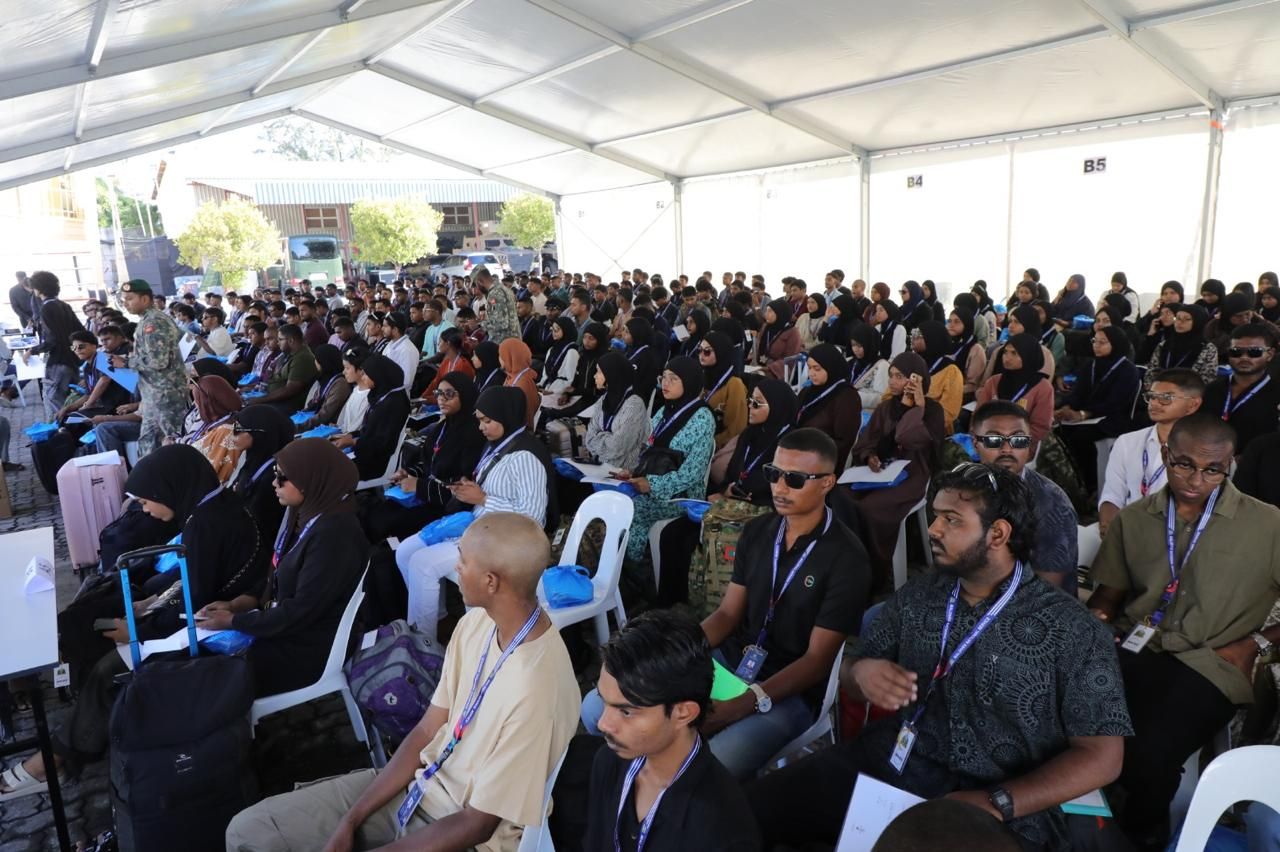 Vathanee hidhumathuge dharivarunnakee dhirulhumuge maidhaanuge hunaruthah dhasvefaivaa bayakahvaane: Raees