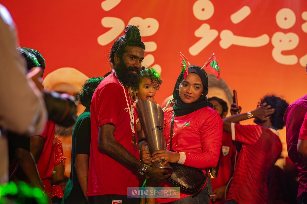 ވަން ފޮޓޯ: ސަރަހައްދީ ފުޓްސަލް ތަށްޓާއެކު ގައުމީ ޓީމުން ރާއްޖެ އައުން