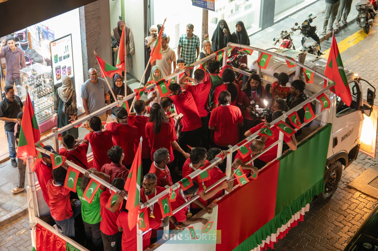 ވަން ފޮޓޯ: ސަރަހައްދީ ފުޓްސަލް ތަށްޓާއެކު ގައުމީ ޓީމުން ރާއްޖެ އައުން