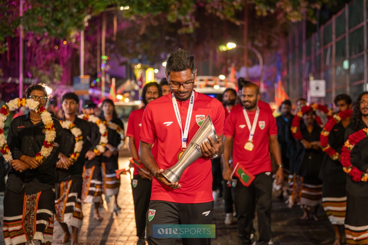 ވަން ފޮޓޯ: ސަރަހައްދީ ފުޓްސަލް ތަށްޓާއެކު ގައުމީ ޓީމުން ރާއްޖެ އައުން