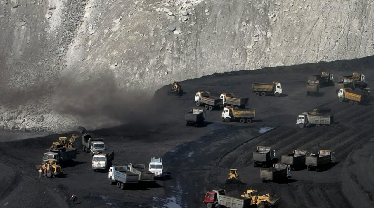 India ge coal mine eh govai 18 meehaku maruvejje