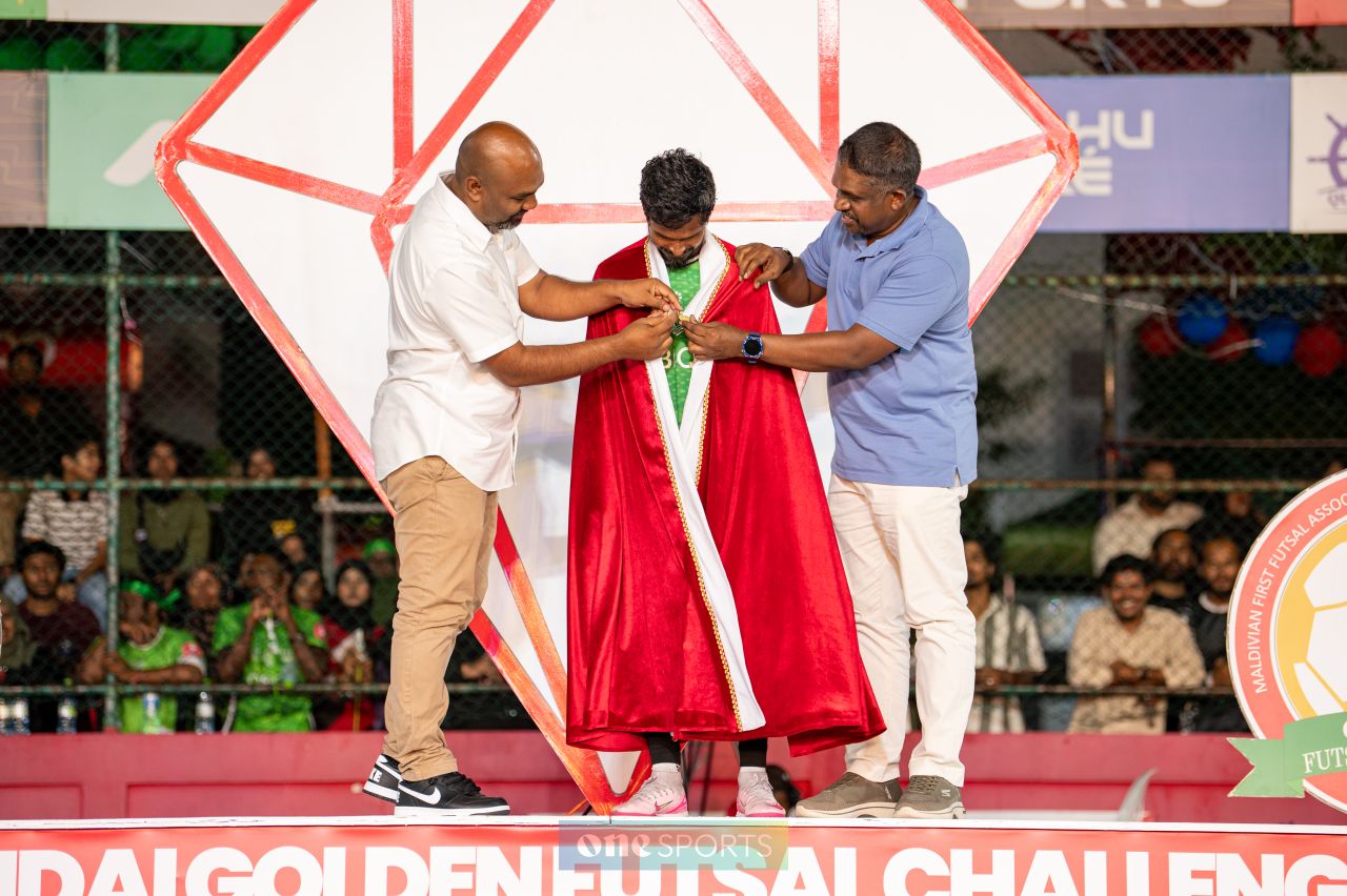 ވަން ފޮޓޯ: ނައިވާދޫން ރާއްޖޭގެ ފުޓްސަލް ޗެމްޕިއަންކަމަށް، ކިންގަކަށް ޔާންޓެ