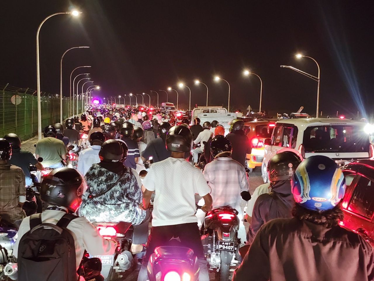 Highway 2 car akaai 2 cycle jehi accident eh, 2 meehakah aniyaathakeh 