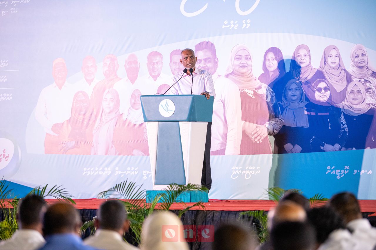 Poster thakugai photo jehumakee kurin majubooru kameh, mifaharu alhuganduge photo eh nuhunnaane: Raees 
