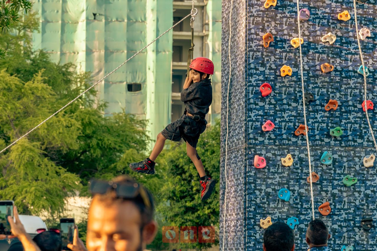 ވަން ފޮޓޯ: ގިނަ ކުޅިވަރުތަކާއި ހަރަކާތްތަކާއެކު ހުޅުމާލޭގައި ބޭއްވި ކުޑަކުދިންގެ އީދު ހަވީރު