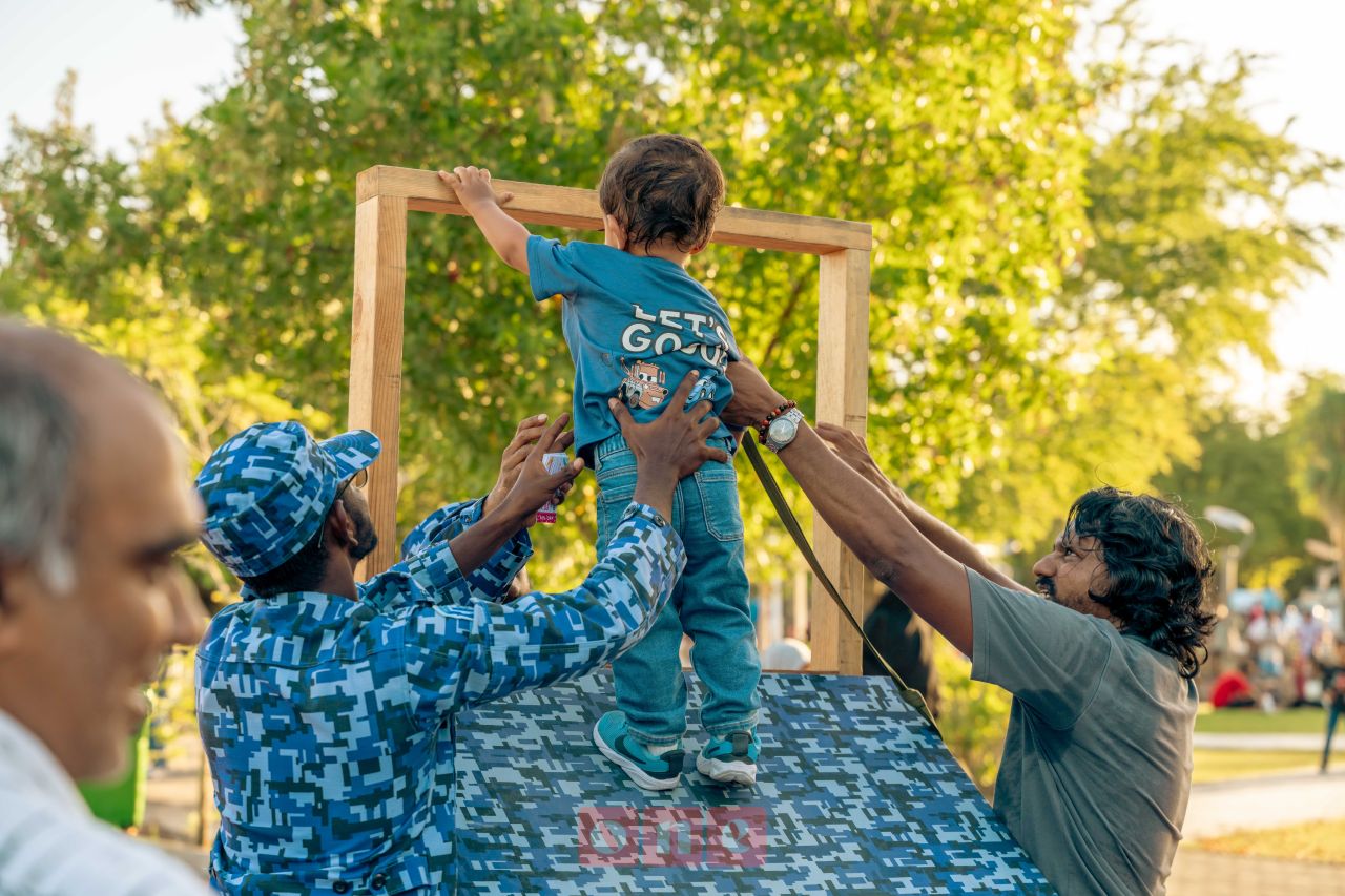 ވަން ފޮޓޯ: ގިނަ ކުޅިވަރުތަކާއި ހަރަކާތްތަކާއެކު ހުޅުމާލޭގައި ބޭއްވި ކުޑަކުދިންގެ އީދު ހަވީރު